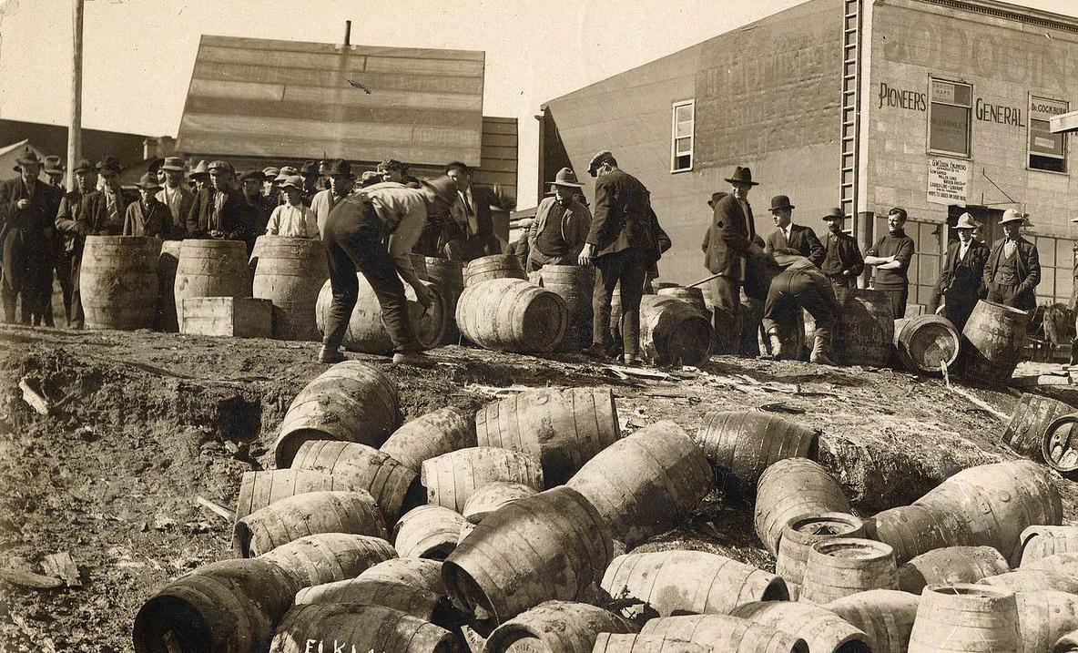 A police raid confiscating illegal alcohol in 1925 - Photo: Wikipedia A police raid confiscating illegal alcohol in 1925 - Photo: Wikipedia