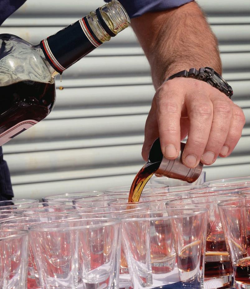 Pouring Tots of Rum - Photo: Flickr / Defence Images Pouring Tots of Rum - Photo: Flickr / Defence Images