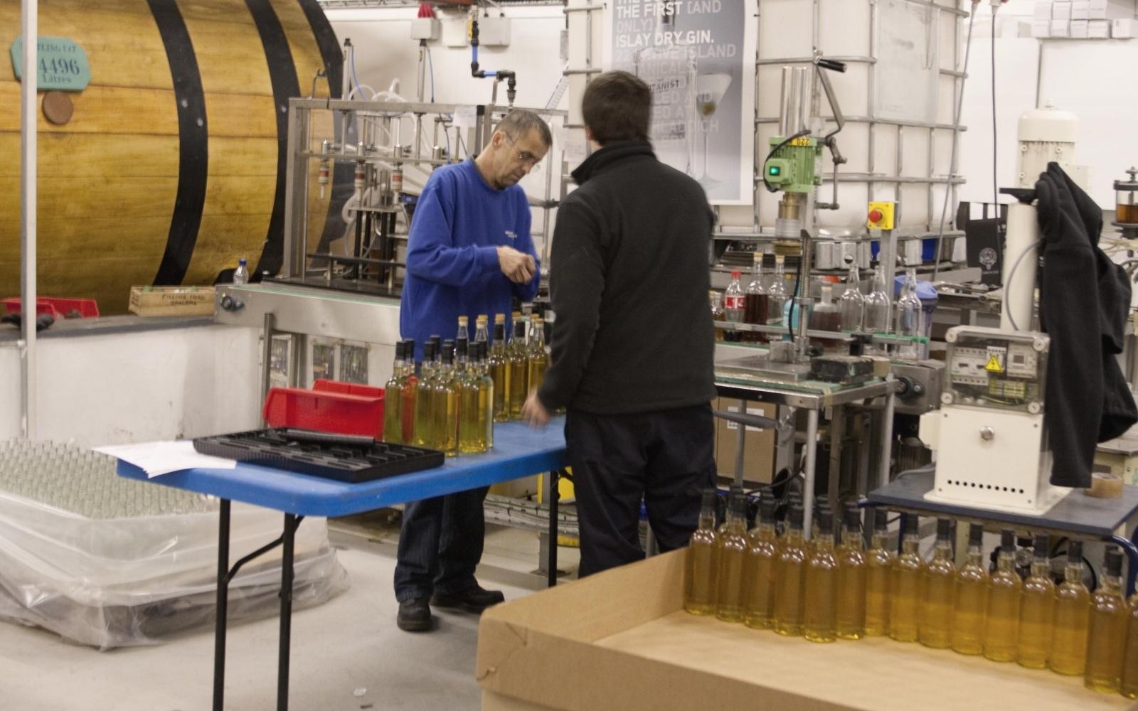 Inserting corks in bottles of Bruichladdich Whisky - Photo: Flickr/ Michael McKechnie Inserting corks in bottles of Bruichladdich Whisky - Photo: Flickr/ Michael McKechnie