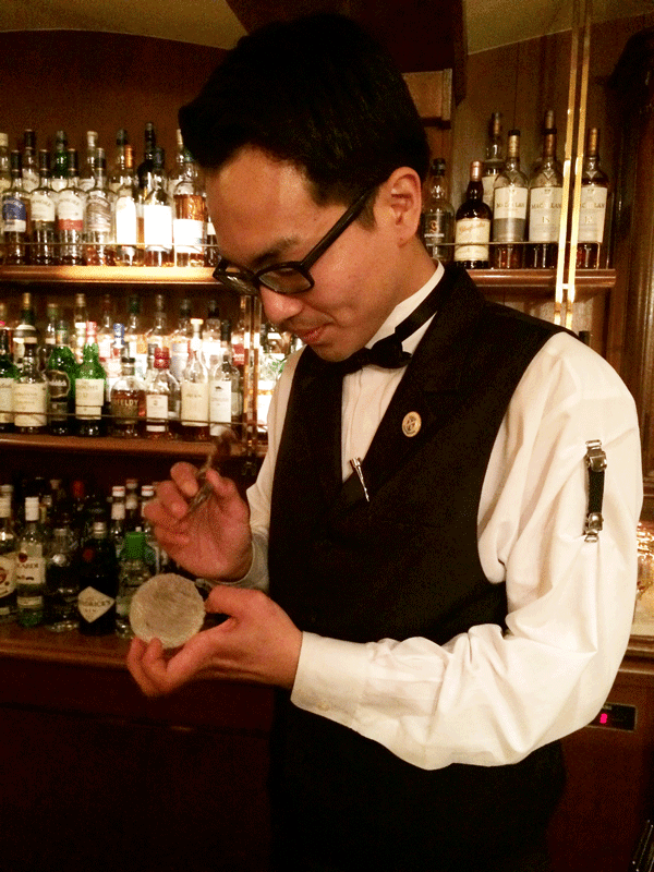 Ryu trimming the ice sphere with a pick / Photo: Flaviar Ryu trimming the ice sphere with a pick / Photo: Flaviar