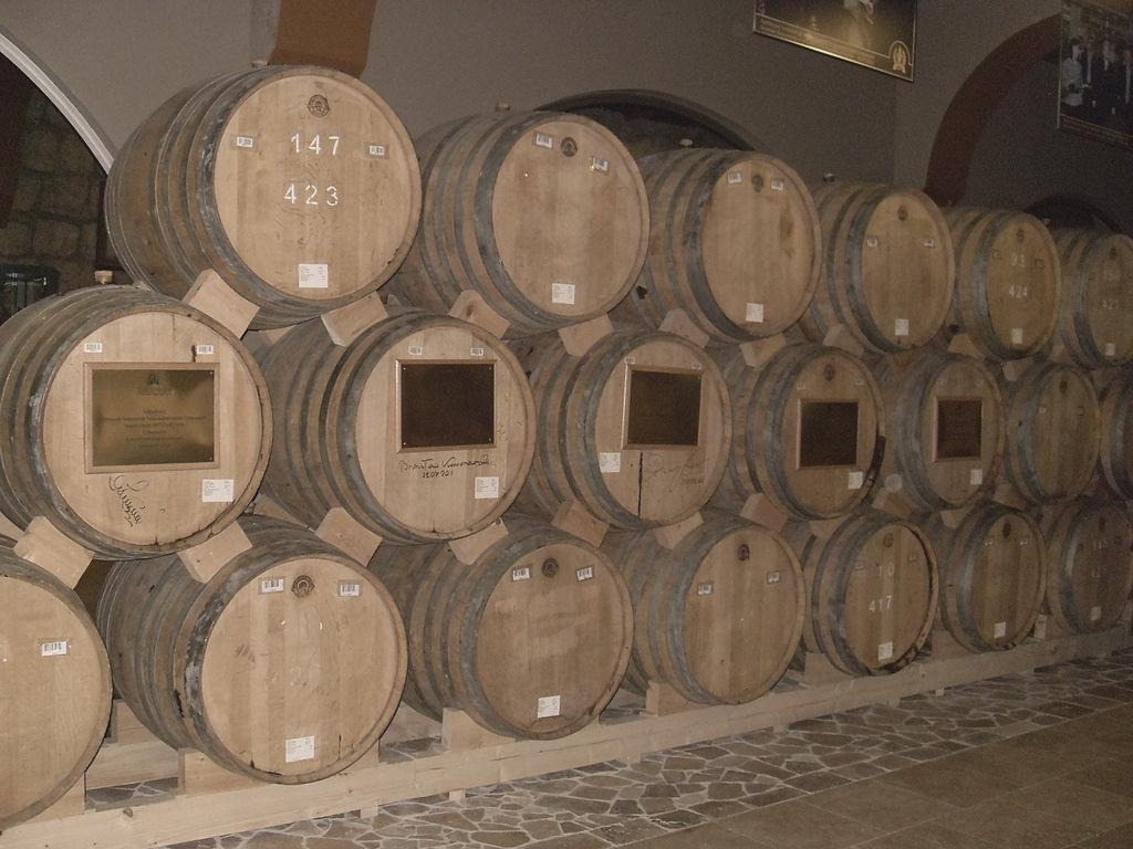 Casks at Yerevan Brandy Company, patiently wating for the Ararat Brandy to get old and yummy. - Photo: Wikimedia Commons/23arthases Casks at Yerevan Brandy Company, patiently wating for the Ararat Brandy to get old and yummy. - Photo: Wikimedia Commons/23arthases