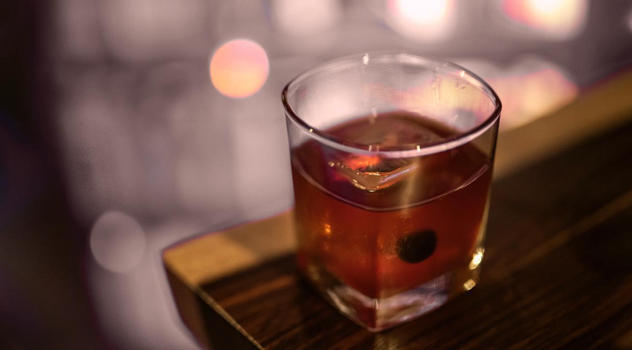 Whisky Tumbler for Bourbon on the rocks WHISKY TUMBLER FOR BOURBON ON THE ROCKS